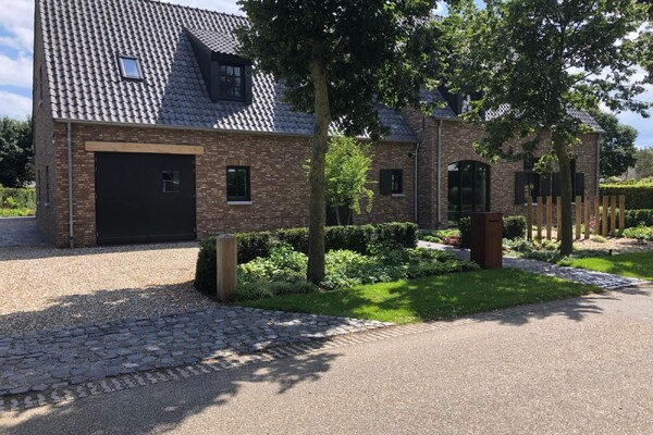 Landelijke tuin in boerderijstijl in Horst