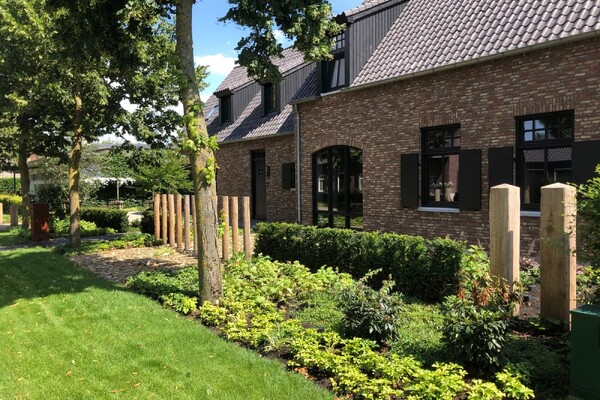 Landelijke tuin in boerderijstijl in Horst