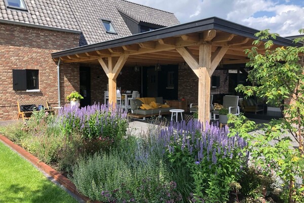 Landelijke tuin in boerderijstijl in Horst