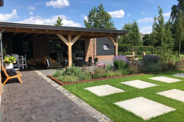 Landelijke tuin in boerderijstijl in Horst