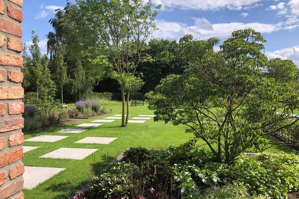 Landelijke tuin in boerderijstijl in Horst