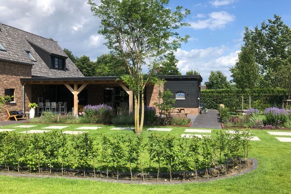 Landelijke tuin in boerderijstijl in Horst