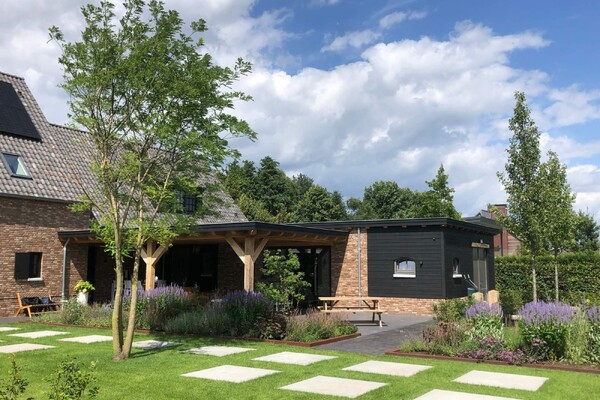 Landelijke tuin in boerderijstijl in Horst