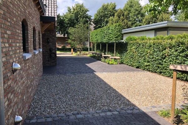 Landelijke tuin in boerderijstijl in Horst