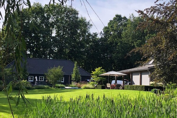 Landelijke tuin met natuurvijver